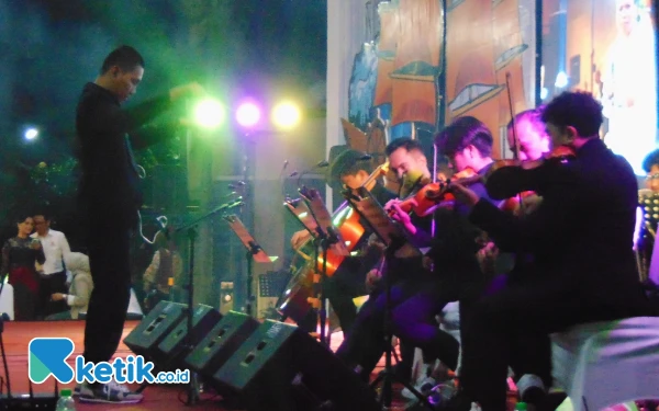 Foto Alunan musik orkestra mengiringi acara pengukuhan pengurus Kadin Sidoarjo dan menciptakan suasana ramah tamah yang istimewa. (Foto: Fathur Roziq/Ketik.co.id)