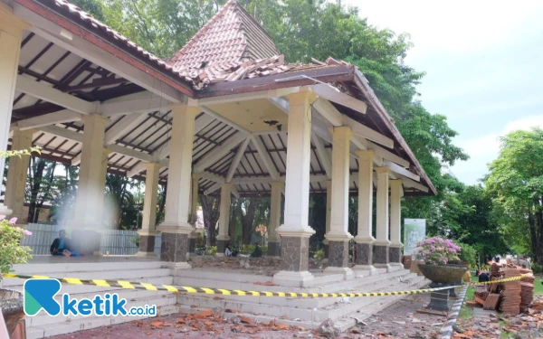 Foto Bangunan Paseban Alun-Alun Sidoarjo juga direvitalisasi agar lebih baik. (Foto: Rahayu/Kominfo Sidoarjo)