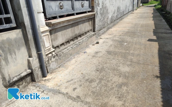 Foto Kondisi jalan rabat beton di Desa Pagerwojo, Perak, Kabupaten Jombang mengalami kerusakan meski baru sebulan dikerjakan, Senin 2 Juni 2025. (Foto: Syaiful Arif/ketik.co.id)