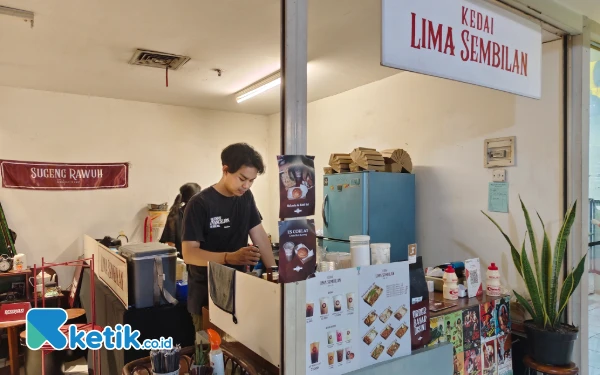 Thumbnail Berita - Unik! Kafe Vintage di Surabaya Ini Sembunyi di Pintu Darurat, Cocok Buat Kaum Introvert