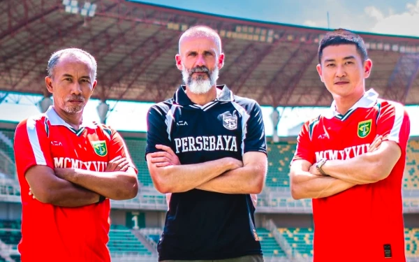 Thumbnail Berita - Resmi! Persebaya Umumkan Pelatih Baru Liga 1 Musim Depan, Ini Daftarnya