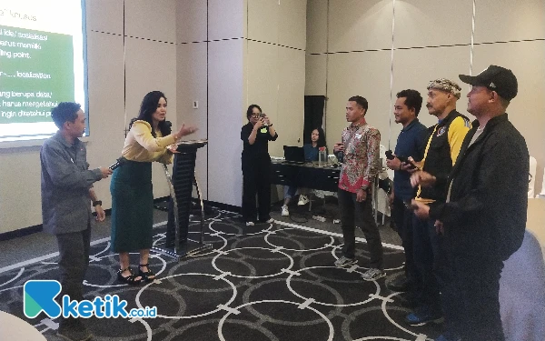 Foto Virgianty Kusuma News Presenter Kompas TV Surabaya mengajak langsung peserta untuk praktek untuk Publik Speak Speaking. (foto : Sutejo / ketik.co.id)