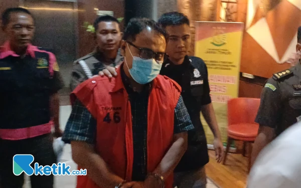 Thumbnail Berita - Kejati Jatim Tahan Mantan Kabid Jalan Dinas PU Bina Marga Surabaya, Diduga Gratifikasi Rp 3,6 Miliar