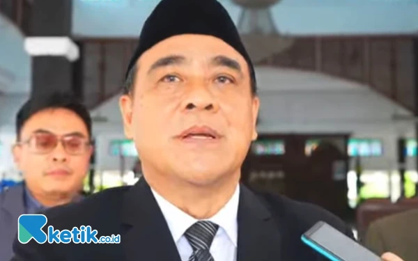 Foto Wakil Bupati Pemalang Nurkholes saat diwawancara usai memimpin upacara Hari Lahir Pancasila di Halaman Pendopo Kabupaten Pemalang, Senin, 20 Juni 2025 (Foto: Slamet/Ketik.co.id)