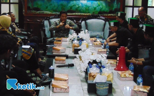 Foto Bupati Sidoarjo Subandi menjelaskan berbagai langkah Pemkab Sidoarjo dalam mengatasi persoalan di masyarakat kepada mahasiswa HMI di dalam Pendopo Delta Wibawa. (Foto: Fathur Roziq/Ketik.co.id)