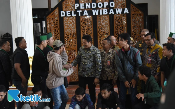 Foto Puluhan mahasiswa HMI bersalaman dengan Bupati Sidoarjo Subandi setelah unjuk rasa dan audiensi di Pendopo Delta Wibawa. (Foto: Sigit Kominfo Sidoarjo)