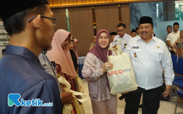 Thumbnail Berita - Senyum Bahagia Guru TPQ di Jombang Terima Paket Sembako, Bupati Warsubi: Ini Bentuk Kepedulian Keluarga Kami