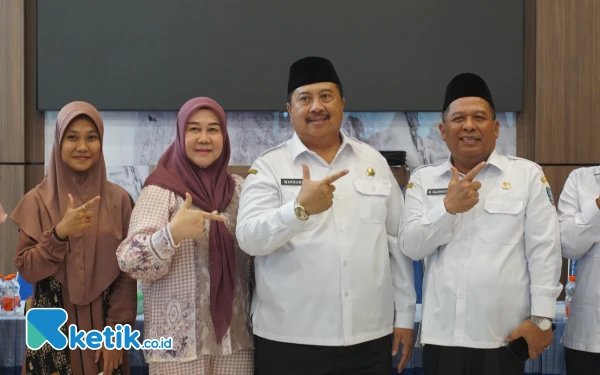 Foto Bupati Jombang, Abah Warsubi (kedua kanan) didampingi Ketua TP PKK Yulianti Nugrahani Warsubi (kedua kiri) dan Wakil Bupati Jombang Salmanuddin Yazid (kanan) usai menyerahkan bantuan sembako dari AFCO grup secara simbolis, Rabu 4 Juni 2025. (Foto : Syaiful Arif/ketik co id/)