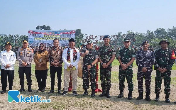 Foto Foto bersama disela upacara penutupan TMMD ke-124/Kodim Sleman yang digelar di Lapangan Pondokrejo Kapanewon Sleman, Rabu 4 Juni 2025. (Foto: Fajar Rianto/Ketik.co.id)