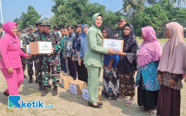Foto Diakhir upacara TMMD ke-124/Kodim Sleman dilaksanakan penyerahan bantuan berupa pompa air dan bantuan sosial sembako kepada masyarakat. (Foto: Fajar Rianto/Ketik.co.id)