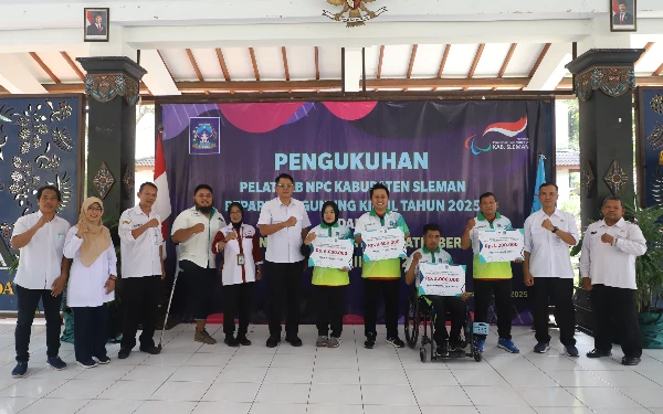 Foto Wakil Bupati Sleman Danang Maharsa foto bersama atlet dan pelatih berprestasi Peparnas XVII Solo Tahun 2024 penerima tali asih. (Foto: Prokopim Sleman/Ketik.co.id)