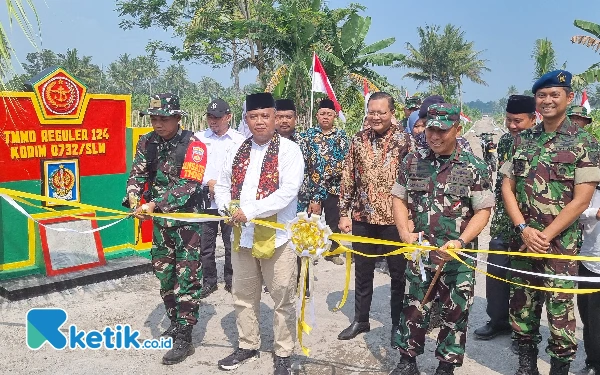 Foto Bersama Danrem 072/Pamungkas dan Dandim 0732/Sleman, Bupati Sleman Harda Kiswaya melakukan pemotongan pita bertempat di ujung jalan hasil karya TMMD ke-124 Kodim/Sleman . (Foto: Fajar Rianto/Ketik.co.id)