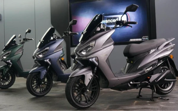 Thumbnail Berita - Polytron Rilis Warna Baru Motor Listrik Fox R, Masih Mirip Yamaha NMax