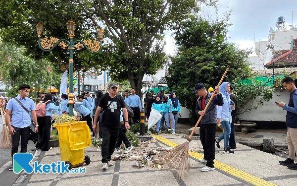 Foto Aksi bersih-bersih di sepanjang koridor Kayutangan Heritage. (Foto: Lutfia/Ketik.co.id)