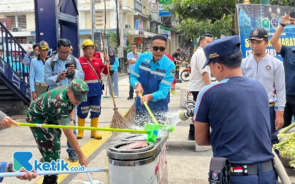 Thumbnail Berita - Ngalam Rijik! Wahyu Hidayat Turun Tangan Bersihkan Trotoar dan Tempat Sampah di Kayutangan Heritage
