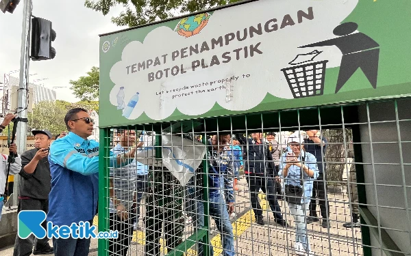 Thumbnail Berita - DLH Kota Malang Uji Coba Pasang Tempat Penampungan Botol Plastik di Kayutangan Heritage