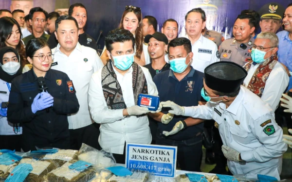 Thumbnail Berita - Plt Gubernur Jatim dan Kepala BNN Musnahkan Barang Bukti Narkoba di Pamekasan