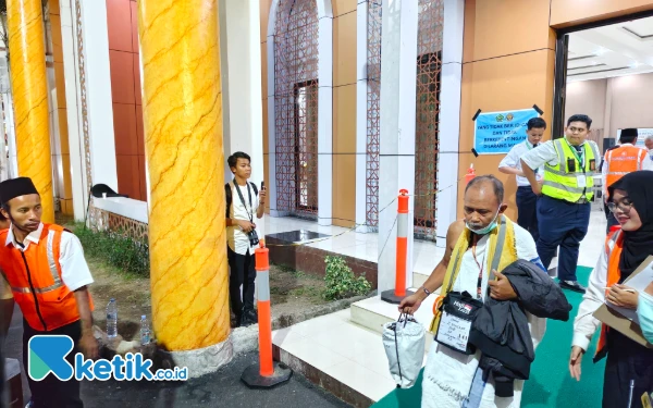 Thumbnail Berita - Puncak Haji 2025 Dimulai, PPIH Embarkasi Surabaya Imbau JCH Khusyuk Berdoa