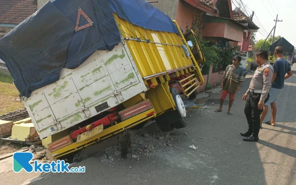 Foto Truk menabrak pagar rumah warga di jalan raya Tejo, Mojoagung, Jombang, Kamis 5 Juni 2025. (Foto: Satlantas Polres Jombang)