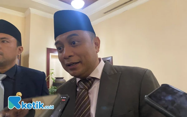 Thumbnail Berita - Wali Kota Surabaya Wajibkan Penggunaan Besek untuk Bagikan Daging Kurban