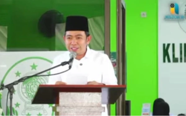 Foto Bupati Jember, Gus Fawait saat berkelakar menyebut Ketua DPC PKB Jember, HM Ayub Junaidi layak jadi Wakil Bupati. (Istimewa)