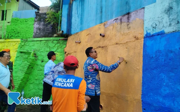 Foto Wali Kota Malang, Wahyu Hidayat saat melakukan pengecatan di Kampung Warna-Warni Jodipan. (Foto: Lutfia/Ketik.co.id)