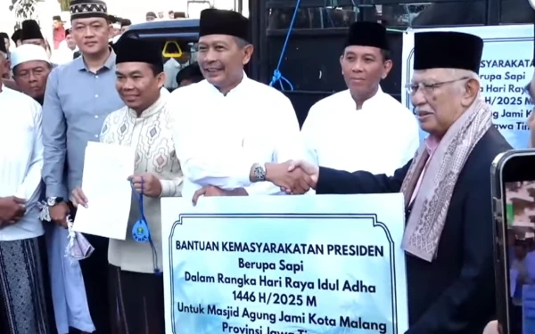 Thumbnail Berita - Masjid Agung Jami' Malang Terima Sapi Presiden Prabowo Usai Salat Iduladha