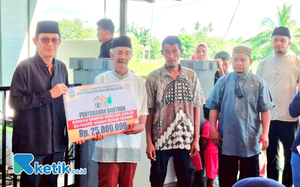 Thumbnail Wakil Bupati Halmahera Selatan Helmi Umar Muchsin menyerahkan bantuan perbaikan rumah kategori rusak sedang sebanyak 6 rumah secara simbolis Jumat 6 Juni 2025 (Foto: Mursal/Ketik.co.id)
