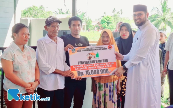 Thumbnail Bupati Halsel Hasan Ali Bassam Kasuba menyerahkan bantuan perbaikan rumah kategori rusak berat sebanyak 14 rumah Jumat 6 Juni 2025 (Foto: Mursal/Ketik.co.id)