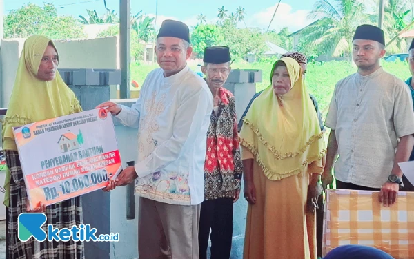 Thumbnail Sekretaris Daerah Halsel Safiun Radjulan menyerahkan bantuan perbaikan rumah kategori rusak ringan ke 4 kepala keluarga secara simbolis Jumat 6 Juni 2025 (Foto: Mursal/Ketik.co.id)