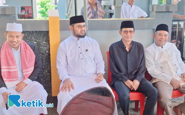 Thumbnail Bupati Bassam, Wakil Bupati Helmi Umar Muchsin, Sekretaris Daerah Safiun Radjulan, dan Khotib Idul Adha usai penyerahan bantuan perbaikan rumah Jumat 6 Juni 2025 (Foto: Mursal/Ketik.co.id)