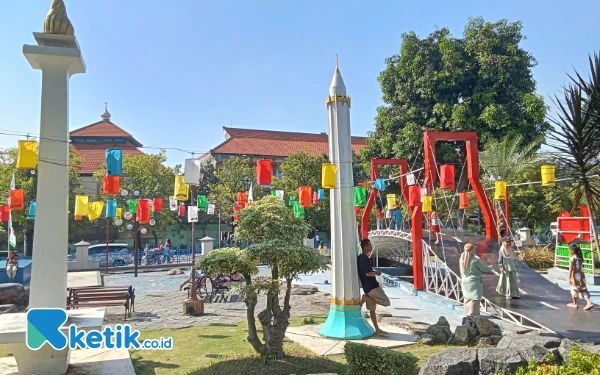 Foto Keceriahan anak-anak bermain di Taman Peradaban di Masjid Nasional Al-Akbar Surabaya (Foto: Martudji/ketik.co.id)