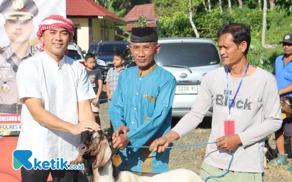 Thumbnail Berita - Polres Pacitan Salurkan Hewan Kurban: 24 Ekor Kambing dan 4 Sapi untuk Warga
