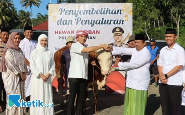 Foto Penyerahan seekor sapi oleh Kapolres Ayub kepada warga. (Foto: Al Ahmadi/Ketik.co.id)