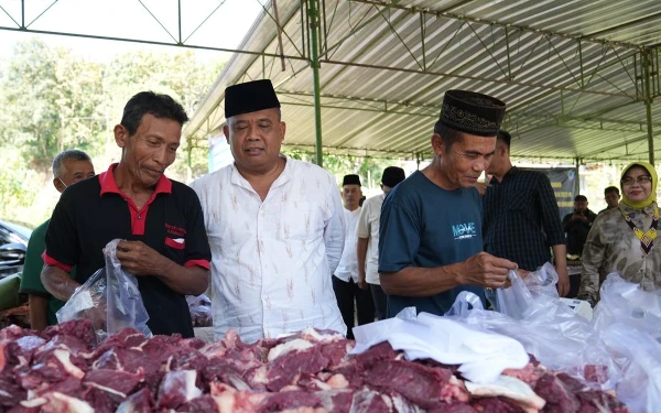 Foto Bupati Sleman Harda Kiswaya, (baju putih) berkomunikasi dengan panitia disela pemantauan pelaksanaan kurban yang dilakukannya. (Foto: Prokopim Sleman/Ketik.co.id)