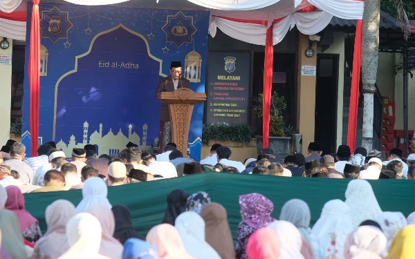 Foto Imam dan khatib Sholat Iduladha di Polda DIY kali ini adalah Prof Dr H Dudung Abdurrahman, MHum. (Foto: Bidhumas Polda DIY/Ketik.co.id)