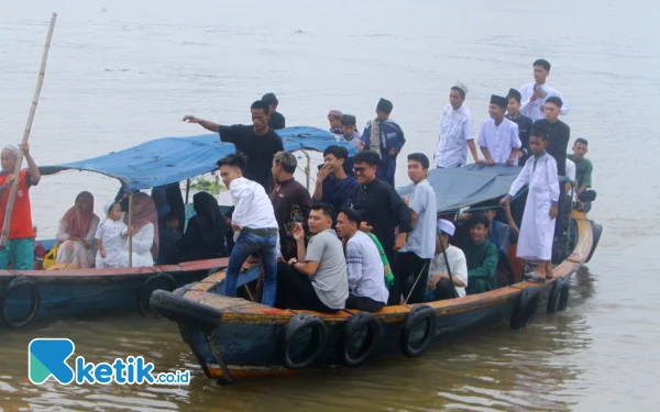 Thumbnail Dengan menggunakan perahu, masyarakat kota Palembang menyebrang sungai Musi untuk shalat Idul Adha. Masyarakat juga memanfaatkan aliran sungai untuk nma ngambil wudhu sebelum melaksanakan shalat Idul Adhadi Masjid Agung Palembang, Jumat, 6 Juni 2025. Jembatan Ampera yang menjadi maskot masyarakat kota Palembang ditutup sementara saat shalat Idul Adha. Wahyu Rahamanto/ketik.co.id