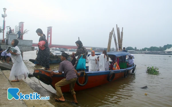 Thumbnail Dengan menggunakan perahu, masyarakat kota Palembang menyebrang sungai Musi untuk shalat Idul Adha. Masyarakat juga memanfaatkan aliran sungai untuk nma ngambil wudhu sebelum melaksanakan shalat Idul Adhadi Masjid Agung Palembang, Jumat, 6 Juni 2025. Jembatan Ampera yang menjadi maskot masyarakat kota Palembang ditutup sementara saat shalat Idul Adha. Wahyu Rahamanto/ketik.co.id