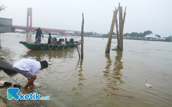 Thumbnail Dengan menggunakan perahu, masyarakat kota Palembang menyebrang sungai Musi untuk shalat Idul Adha. Masyarakat juga memanfaatkan aliran sungai untuk nma ngambil wudhu sebelum melaksanakan shalat Idul Adhadi Masjid Agung Palembang, Jumat, 6 Juni 2025. Jembatan Ampera yang menjadi maskot masyarakat kota Palembang ditutup sementara saat shalat Idul Adha. Wahyu Rahamanto/ketik.co.id