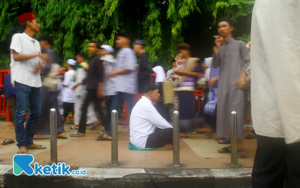 Thumbnail Masyarakat Palembang mamadati jembatan Ampera untuk menunaikan ibadah shalat Idul Adha 1446 H, Jumat 6 Juni 2025. Jembatan Ampera yang menjadi maskot kebanggan masyarakat Palembang ini ditutup sementara saat masyarakat melakukan shalat Idul Adha 1446 H. Wahyu Rahamanto/Ketik.co.id