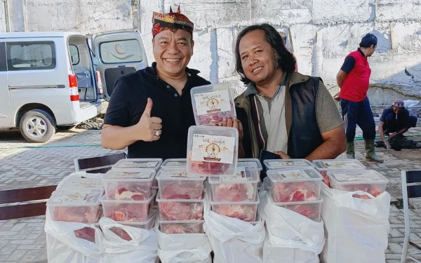 Foto Pembagian daging kurban oleh (kiri) Ketua Komisi A DPRD Surabaya Yona Bagus Widyatmoko. (Foto: Dok. Tim Cak Yebe)