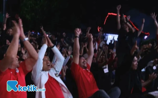 Thumbnail Berita - Ribuan Warga Pemalang Nobar Timnas Indonesia vs China, Bupati: Saatnya Cetak Sejarah ke Piala Dunia