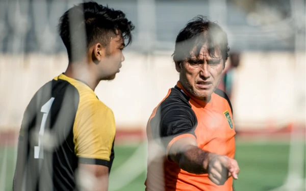Thumbnail Berita - Dipastikan Pindah, Pelatih Kiper Beny van Breukelen Beberkan Kenangan Tak Terlupakan di Persebaya