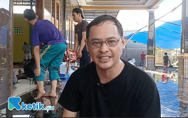 Foto Edi Cahyadi selaku Wakil Sekretaris DPD LDII Kabupaten Pemalang saat diwawancara tentang pelaksanaan kurban di GOR Budi Luhur, Bojongbata, Jumat, 6 Juni 2025 (Slamet/Ketik.co.id)