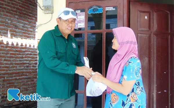 Foto Anggota Fraksi DPRD Sidoarjo Sutaji memberikan daging kurban kepada seorang lansia di Desa Karangtanjung, Kecamatan Candi.. (Foto: Fathur Roziq/Ketik.co.id)