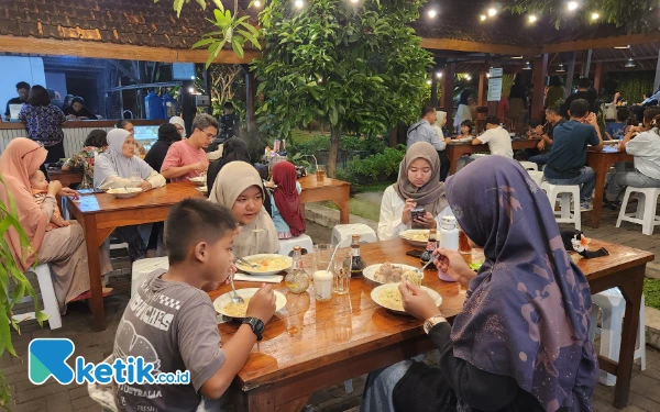 Foto Suasana Pendopoan di belakang Bakmi Gandhok Jogja. (Foto: Kiagus Firdaus/Ketik)