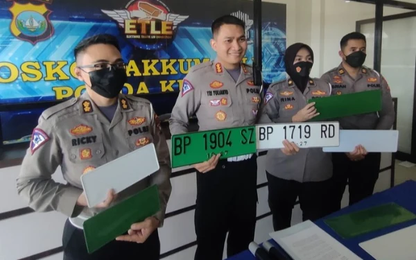 Thumbnail Berita - Ketemu Pelat Nomor Mobil Warna Hijau di Batam? Jangan Kaget, Ini Artinya