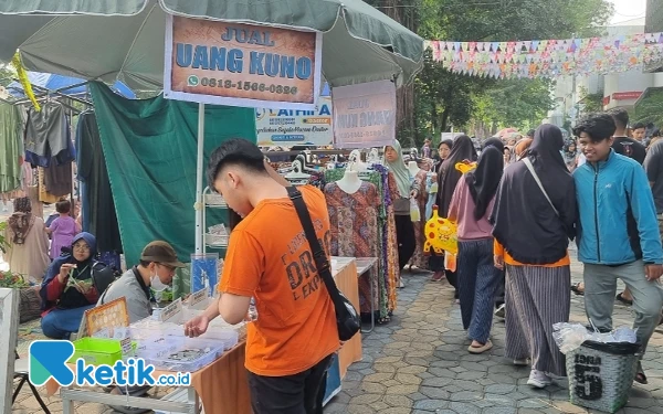 Foto Pengunjung CFD Solo dapat menikmati berbagai kegiatan seperti olahraga, sosialisasi, jual-beli kuliner dan barang-barang lainnya. (Foto: Fajar Rianto/Ketik.co.id)