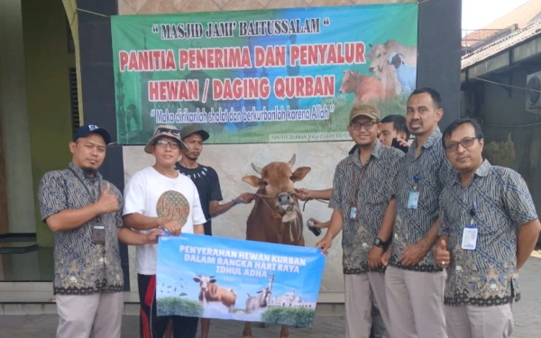 Thumbnail Berita - Semangat Bekurban, PDAM Surya Sembada Salurkan 14 Hewan ke Berbagai Elemen Masyarakat