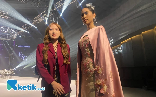 Foto Potret Whenny Halim mahasiswi Program Studi Fashion Design Universitas Ciputra menunjukkan Plastic Precious. (Foto: Shinta Miranda/Ketik.co.id)